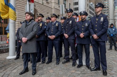 Başkan Adams Ukrayna için bayrak kaldırma töreninde tazminat dağıtıyor. 24 Şubat 2024, New York, New York, ABD: Ukrayna kökenli New York Polis Departmanı (NYPD) memurları Ukrayna bayrağını kaldırma törenine katıldılar 