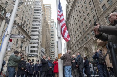Başkan Adams Ukrayna için bayrak kaldırma töreninde tazminat dağıtıyor. 24 Şubat 2024, New York, New York, ABD: Rus işgalinin ikinci yıldönümünde Ukrayna 'nın bayrak kaldırma töreninde Yıldızlar ve Şeritler yükseltildi 