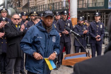 Başkan Adams Ukrayna için bayrak kaldırma töreninde tazminat dağıtıyor. 24 Şubat 2024, New York, New York, ABD: New York Belediye Başkanı Eric Adams, Rus işgalinin ikinci yıldönümünde Ukrayna 'nın bayrak kaldırma töreninde konuşma yaptı 