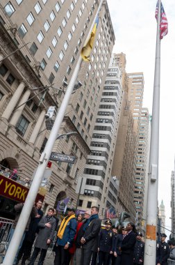 Başkan Adams Ukrayna için bayrak kaldırma töreninde tazminat dağıtıyor. 24 Şubat 2024, New York, New York, ABD: Ukrayna bayrağı Ukrayna 'nın bayrak kaldırma töreninde Yıldızlar ve Şeritler' in yanında dalgalanmak üzere göndere çekildi 