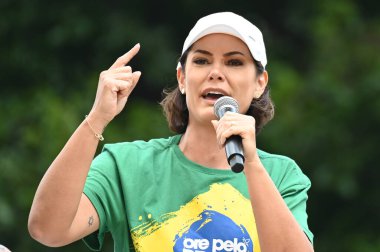 Sao Paulo SP, Brezilya 02 / 25 / 2024 - Eski First Lady Michelle Bolsonaro, bu Pazar günü Sao Paulo kentinde Avenida Paulista 'da düzenlenen bir gösteri sırasında,).