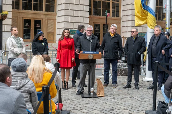 アダムズ市長はウクライナの旗を掲げる式典で覚えています 2024年2月24日 ニューヨーク アメリカ合衆国 ニューヨーク州上院議員ブライアン カバナグが ロシア侵攻2周年を記念してウクライナの旗を掲げる式典で講演 — ストック写真
