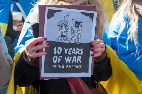 俄罗斯 乌克兰战争 俄罗斯大规模入侵两周年纪念日 2024年2月24日 美国纽约 在乌克兰举行的一次集会上 俄罗斯吞并克里米亚之后 妇女举着一个标志 展示了长达10年的战争 — 图库照片