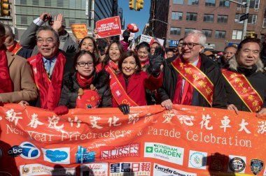 Çin Mahallesi Yeni Yıl Geçidi. 25 Şubat 2024, New York, New York, ABD: New York Eyaleti Valisi Kathy Hochul Çin Mahallesi 'nde 25 Şubat 2024' te düzenlenen Yılbaşı Geçidi 'nde yürüyüş yapıyor.. 