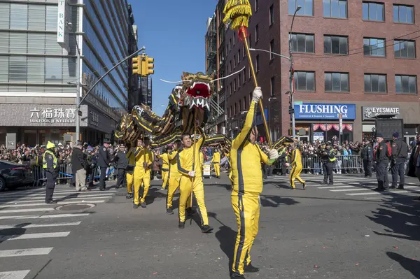 チャイナタウン旧正月パレード 2024年2月25日 ニューヨーク アメリカ合衆国 ドラゴンダンサーが2024年2月25日 ニューヨークのチャイナタウンで毎年恒例の旧正月パレードに参加 — ストック写真