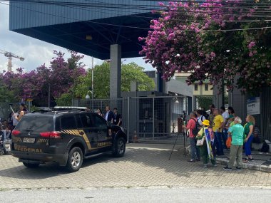 SAO PAULO (SP), Brezilya 02 / 27 / 2024 - Eski başkan Jair Messias Bolsonaro 'nun 27. Pazartesi günü yaptığı açıklamada, Sao Paulo kentindeki Federal Polis Merkezi' nin yakınında destekçilerin ve basının hareketi