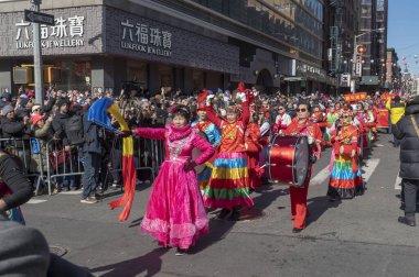 (Çin Mahallesi Ay Yeni Yıl Geçidi. 25 Şubat 2024, New York, New York, ABD: Farklı kostümler giyen insanlar Çin Mahallesi 'nde 25 Şubat 2024' te düzenlenen Yılbaşı Geçidi 'ne katılıyorlar. İnsanlar eğlenmek ve eğlenmek için toplandı.