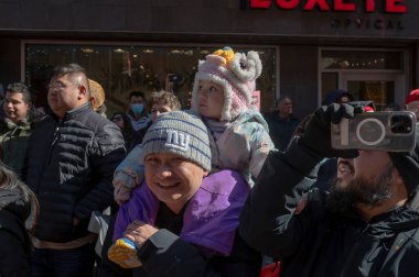 Çin Mahallesi Yeni Yıl Geçidi. 25 Şubat 2024, New York, New York, ABD: Çocuklar Çin Mahallesi 'nde 25 Şubat 2024' te yapılan her yıl düzenlenen Ay Yeni Yılı geçit törenini izliyorlar. İnsanlar 26. Ayın yeni yılını kutlamak ve eğlenmek için bir araya geldiler.