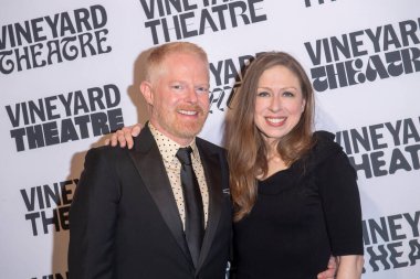 Üzüm bağı tiyatrosu 41. Yıl dönümü 2024 Gala. 26 Şubat 2024, New York, ABD: Jesse Tyler Ferguson ve Chelsea Clinton, The Edison Ballroom 'da Jesse Tyler Ferguson onuruna düzenlenen Vineyard Tiyatrosu 41. 