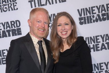 Üzüm bağı tiyatrosu 41. Yıl dönümü 2024 Gala. 26 Şubat 2024, New York, ABD: Jesse Tyler Ferguson ve Chelsea Clinton, The Edison Ballroom 'da Jesse Tyler Ferguson onuruna düzenlenen Vineyard Tiyatrosu 41. 