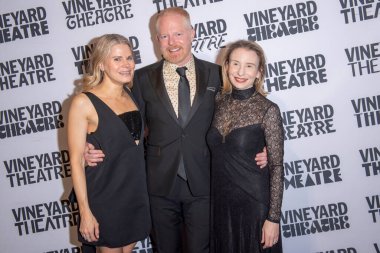 Üzüm bağı tiyatrosu 41. Yıl dönümü 2024 Gala. 26 Şubat 2024, New York, ABD: Celia Keenan Bolger, Jesse Tyler Ferguson ve Sarah Saltzberg Vineyard Tiyatrosu 'na katıldılar. 