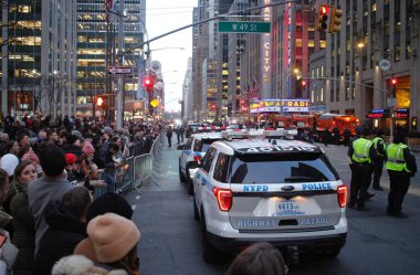 ABD Başkanı Joe Biden 'ın New York ziyareti. 26 Şubat 2024, New York, ABD: ABD Başkanı Joe Biden 'ın NBC' nin 30 Rockefeller, Manhattan 'daki' Seth Meyers 'ile Gece yarısı röportajı için New York' a yaptığı ziyaret sokak tıkanıklığına yol açtı