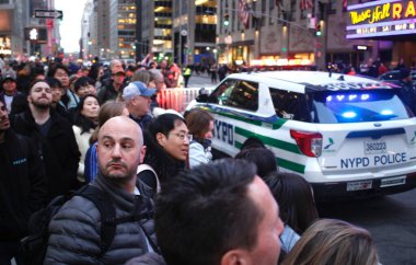 ABD Başkanı Joe Biden 'ın New York ziyareti. 26 Şubat 2024, New York, ABD: ABD Başkanı Joe Biden 'ın NBC' nin 30 Rockefeller, Manhattan 'daki' Seth Meyers 'ile Gece yarısı röportajı için New York' a yaptığı ziyaret sokak tıkanıklığına yol açtı