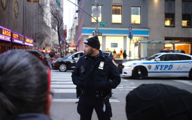 ABD Başkanı Joe Biden 'ın New York ziyareti. 26 Şubat 2024, New York, ABD: ABD Başkanı Joe Biden 'ın NBC' nin 30 Rockefeller, Manhattan 'daki' Seth Meyers 'ile Gece yarısı röportajı için New York' a yaptığı ziyaret sokak tıkanıklığına yol açtı