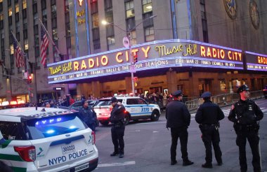 ABD Başkanı Joe Biden 'ın New York ziyareti. 26 Şubat 2024, New York, ABD: ABD Başkanı Joe Biden 'ın NBC' nin 30 Rockefeller, Manhattan 'daki' Seth Meyers 'ile Gece yarısı röportajı için New York' a yaptığı ziyaret sokak tıkanıklığına yol açtı