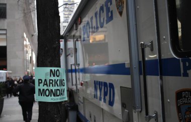 ABD Başkanı Joe Biden 'ın New York ziyareti. 26 Şubat 2024, New York, ABD: ABD Başkanı Joe Biden 'ın NBC' nin 30 Rockefeller, Manhattan 'daki' Seth Meyers 'ile Gece yarısı röportajı için New York' a yaptığı ziyaret sokak tıkanıklığına yol açtı