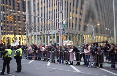 ABD Başkanı Joe Biden 'ın New York ziyareti. 26 Şubat 2024, New York, ABD: ABD Başkanı Joe Biden 'ın NBC' nin 30 Rockefeller, Manhattan 'daki' Seth Meyers 'ile Gece yarısı röportajı için New York' a yaptığı ziyaret sokak tıkanıklığına yol açtı