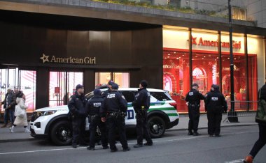 ABD Başkanı Joe Biden 'ın New York ziyareti. 26 Şubat 2024, New York, ABD: ABD Başkanı Joe Biden 'ın NBC' nin 30 Rockefeller, Manhattan 'daki' Seth Meyers 'ile Gece yarısı röportajı için New York' a yaptığı ziyaret sokak tıkanıklığına yol açtı