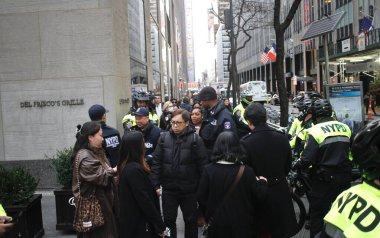 ABD Başkanı Joe Biden 'ın New York ziyareti. 26 Şubat 2024, New York, ABD: ABD Başkanı Joe Biden 'ın NBC' nin 30 Rockefeller, Manhattan 'daki' Seth Meyers 'ile Gece yarısı röportajı için New York' a yaptığı ziyaret sokak tıkanıklığına yol açtı