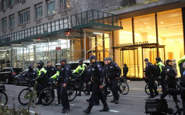 ABD Başkanı Joe Biden 'ın New York ziyareti. 26 Şubat 2024, New York, ABD: ABD Başkanı Joe Biden 'ın NBC' nin 30 Rockefeller, Manhattan 'daki' Seth Meyers 'ile Gece yarısı röportajı için New York' a yaptığı ziyaret sokak tıkanıklığına yol açtı