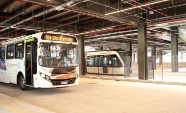 RIO DE JANEIRO (RJ) Brezilya 02 / 26 / 2024 Geçenlerde açılan Gentileza terminali beş otobüs hattıyla sessiz kalıyor ve VLT Ulaştırma Bakanı Marina Serido 'nun da katılımıyla Rio de Janeiro Şehir Merkezi' nde bulunuyor.