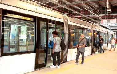 RIO DE JANEIRO (RJ) Brezilya 02 / 26 / 2024 Geçenlerde açılan Gentileza terminali beş otobüs hattıyla sessiz kalıyor ve VLT Ulaştırma Bakanı Marina Serido 'nun da katılımıyla Rio de Janeiro Şehir Merkezi' nde bulunuyor.