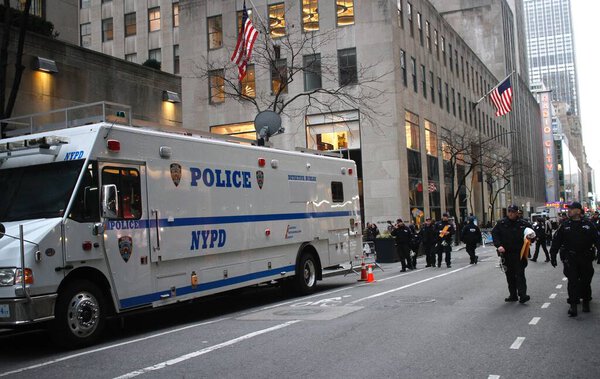 Визит президента США Джо Байдена в Нью-Йорк. 26 февраля 2024 года, Нью-Йорк, США: Визит президента США Джо Байдена в Нью-Йорк для интервью каналу NBC "Late Night With Seth Meyers" в 30 Рокфеллер, Манхэттен, вызывает блокировку улиц