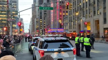 ABD Başkanı Joe Biden 'ın New York ziyareti. 26 Şubat 2024, New York, ABD: ABD Başkanı Joe Biden 'ın NBC' nin 30 Rockefeller, Manhattan 'daki' Seth Meyers 'ile Gece yarısı röportajı için New York' a yaptığı ziyaret sokak tıkanıklığına yol açtı