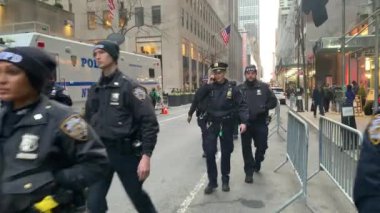 ABD Başkanı Joe Biden 'ın New York ziyareti. 26 Şubat 2024, New York, ABD: ABD Başkanı Joe Biden 'ın NBC' nin 30 Rockefeller, Manhattan 'daki' Seth Meyers 'ile Gece yarısı röportajı için New York' a yaptığı ziyaret sokak tıkanıklığına yol açtı