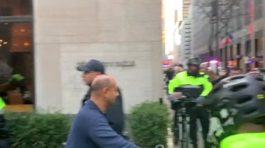 ABD Başkanı Joe Biden 'ın New York ziyareti. 26 Şubat 2024, New York, ABD: ABD Başkanı Joe Biden 'ın NBC' nin 30 Rockefeller, Manhattan 'daki' Seth Meyers 'ile Gece yarısı röportajı için New York' a yaptığı ziyaret sokak tıkanıklığına yol açtı