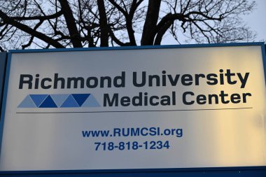 Üç güvenlik görevlisi bıçaklandı, bir hemşire yumruklandı ve bir hemşire New York 'taki Richmond Üniversitesi Tıp Merkezi' nde bir hasta tarafından ısırıldı. 3 Mart 2024, Staten Island, New York, ABD