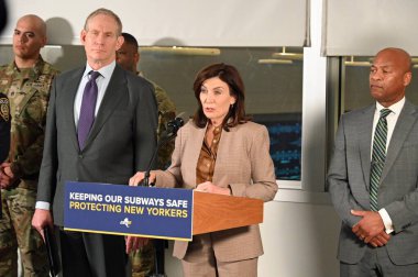 New York eyalet valisi Kathy Hochul metro sistemindeki suç oranının artması için 750 Ulusal Muhafız ve 250 New York eyaleti ve MTA polis memurunu metro sistemine yerleştirecek. 6 Şubat 2024