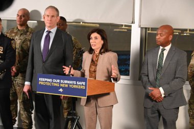 New York Valisi Kathy Hochul, NYC Metro 'daki suçları durdurmak için 750 Ulusal Muhafız görevlendirdi. Mart 06, 2024, New York City, ABD: Şehir metro sistemindeki artan suç nedeniyle