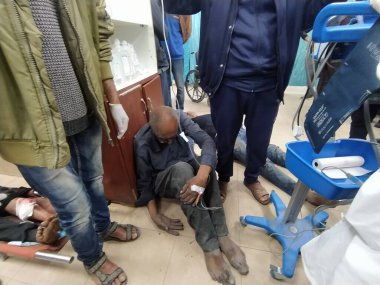 (INT) Yaralı Filistinlilerin El-Aksa Şehitler Hastanesi 'ne gelişi. 6 Mart 2024 'te, Gazze, Filistin: Nadeena Khan Yunis ve Net Sarim Caddesi' nin hedef alınmasının ardından El-Aksa Şehitleri Hastanesi 'ne birkaç yaralı Filistinli geldi..