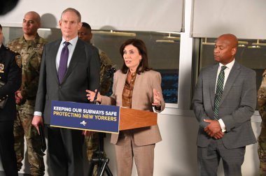New York eyalet valisi Kathy Hochul metro sistemindeki suç oranının artması için 750 Ulusal Muhafız ve 250 New York eyaleti ve MTA polis memurunu metro sistemine yerleştirecek. 6 Şubat 2024