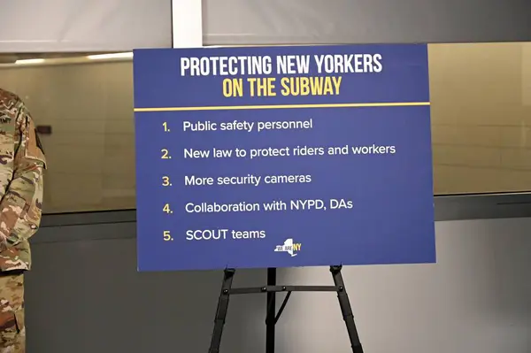 ニューヨーク州知事キャシー ホスブルは 地下鉄システムの犯罪が増加するために 750人の国家警備隊員と250人のニューヨーク州およびMta警察官を地下鉄システムに配備する予定です 2月6日 2024年 — ストック写真