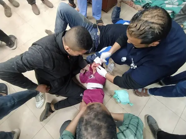 アクサ 殉教者病院で負傷したパレスチナ人の到着 2024年3月20日 パレスチナ 数人の負傷したパレスチナ人が ナデナ カーン ユニスとネット サリム ストリートが標的とされた後 — ストック写真