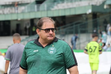 CURITIBA (PR), BRAZIL - 03 / 09 / 2024: Curitiba teknik direktörü Guto Ferreira, Coritiba ile Cianorte arasındaki maçta, Campeonato Paranaense 2024 için çeyrek final finalinin ikinci ayağı