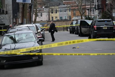 Ateş etmek bir kişiyi öldürdü ve Jersey City, New Jersey 'de iki kişiyi yaraladı. 9 Mart 2024, Jersey City, New Jersey, ABD: Hudson İlçe Savcılığı Cinayet Masası ve Jersey Polis Departmanı bir vurulma olayını araştırıyor. 