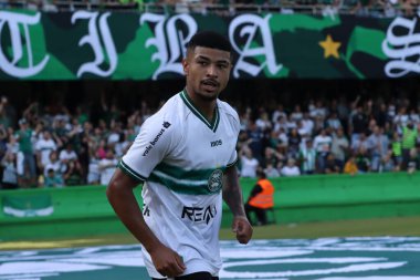 CURITIBA (PR), BRAZIL - 03 09 2024 Oyuncu Matheus Frizzo, Coritiba ile Cianorte arasında oynanan maçta, Couto Pereira Stadyumu 'nda düzenlenen 2024 Paranaense Şampiyonası' nın çeyrek final maçının ikinci ayağı olan golünü kutluyor. 