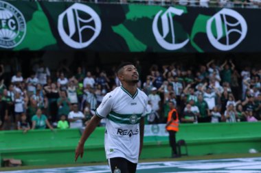 CURITIBA (PR), BRAZIL - 03 09 2024 Oyuncu Matheus Frizzo, Coritiba ile Cianorte arasında oynanan maçta, Couto Pereira Stadyumu 'nda düzenlenen 2024 Paranaense Şampiyonası' nın çeyrek final maçının ikinci ayağı olan golünü kutluyor. 