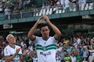 CURITIBA (PR), BRAZIL - 03 / 09 / 2024 - Oyuncu Leandro Damicao, Coritiba ile Cianorte arasındaki maçta, 2024 Campeonato Paranaense Stadyumu 'nun çeyrek final maçının ikinci ayağı olan golünü kutluyor.