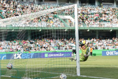 CURITIBA (PR), BRAZIL - 03 09 2024 Oyuncu Matheus Frizzo, Coritiba ile Cianorte arasında oynanan maçta, Couto Pereira Stadyumu 'nda düzenlenen 2024 Paranaense Şampiyonası' nın çeyrek final maçının ikinci ayağı olan golünü kutluyor. 