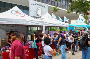 Sao Paulo, BRAZIL - 03 / 08 / 2024: Öğretmenlerin Sao Paulo Belediye Binası önünde yaptıkları gösteri ve grev. 2024 Maaş Kampanyası için Coeduc Ajandası 