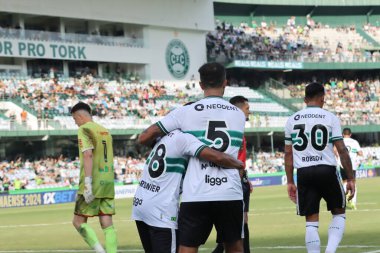 CURITIBA (PR), BRAZIL - 03 09 2024 Oyuncu Matheus Frizzo, Coritiba ile Cianorte arasında oynanan maçta, Couto Pereira Stadyumu 'nda düzenlenen 2024 Paranaense Şampiyonası' nın çeyrek final maçının ikinci ayağı olan golünü kutluyor. 