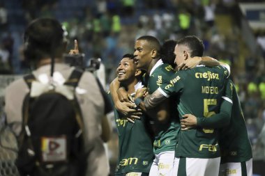 Barueri (SP), BRAZIL - 03 / 09 / 2024: Palmeiras oyuncusu Rony, Palmeiras ve Botafogo arasında oynanan ve Arena Baruer 'de düzenlenen 2024 Paulista Futbol Şampiyonası' nın 12. turu için geçerli olan maçta golünü atıyor ve kutluyor.
