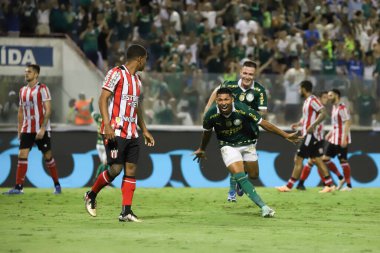 Barueri (SP), BRAZIL - 03 / 09 / 2024: Palmeiras oyuncusu Rony, Palmeiras ve Botafogo arasında oynanan ve Arena Baruer 'de düzenlenen 2024 Paulista Futbol Şampiyonası' nın 12. turu için geçerli olan maçta golünü atıyor ve kutluyor.