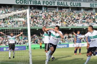 CURITIBA (PR), BRAZIL - 03 / 09 / 2024 - Oyuncu Leandro Damicao, Coritiba ile Cianorte arasındaki maçta, 2024 Campeonato Paranaense Stadyumu 'nun çeyrek final maçının ikinci ayağı olan golünü kutluyor.