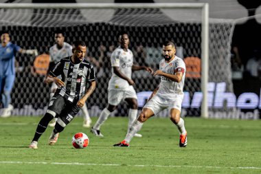 Santos (SP), Brezilya - 03 / 09 / 2024: Bu cumartesi gecesi Santos-SP kentinde düzenlenen 2024 Paulista Futbol Şampiyonası için geçerli olan Palmeiras ile Botafogo arasında oynanan karşılaşmada fırlatın.