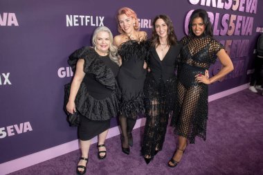 7 Mart 2024 - New York, ABD: (L-R) Paula Pell, Yoğun Filipinler, Sara Bareilles ve Renee Elise Goldsberry Netflix 'in Girls5eva sezonunun 3. galasına katıldılar. Birleşik Devletler